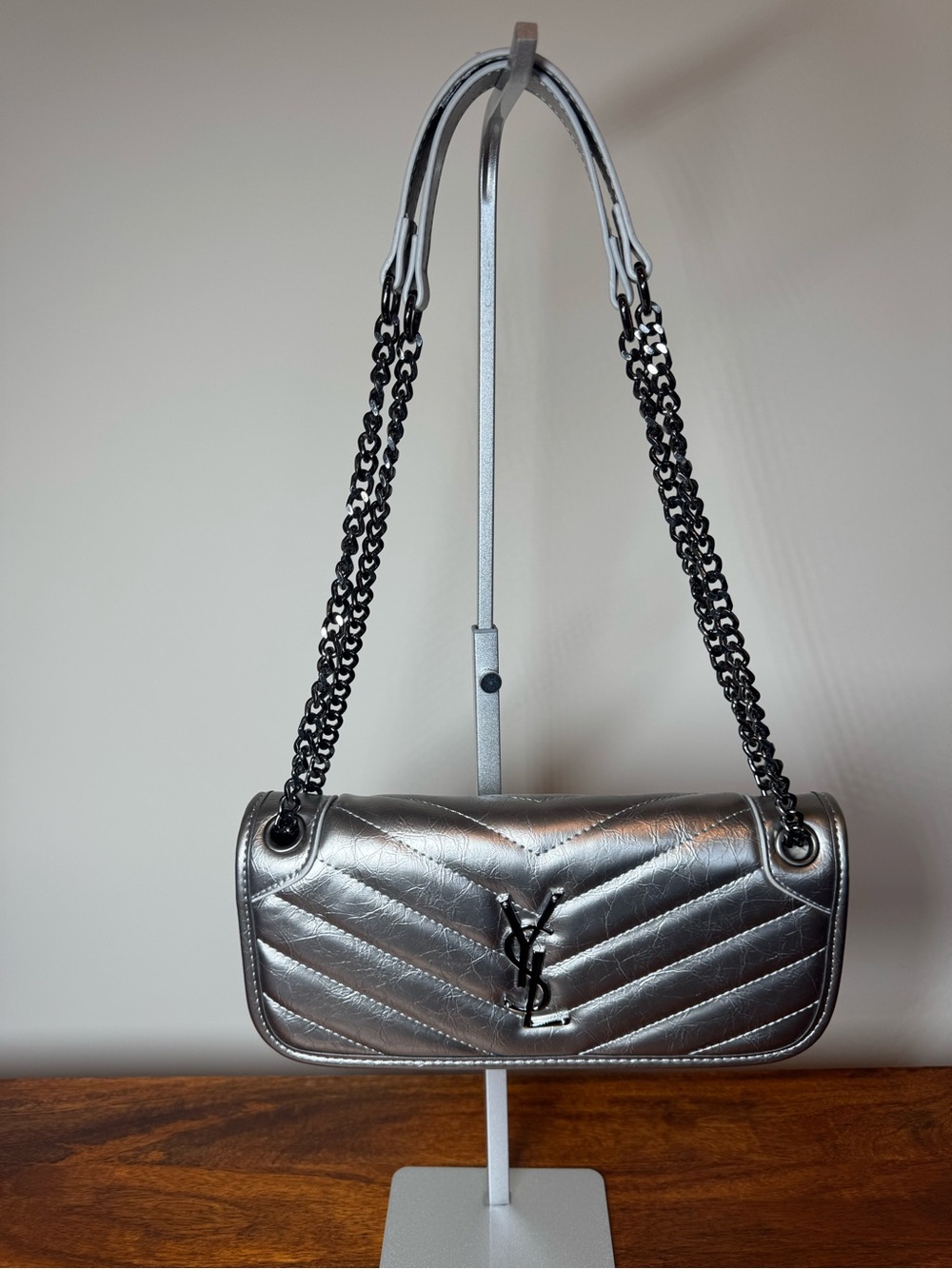 Silver/Grey Shoulder Bag with Chain Strap. No Brand.